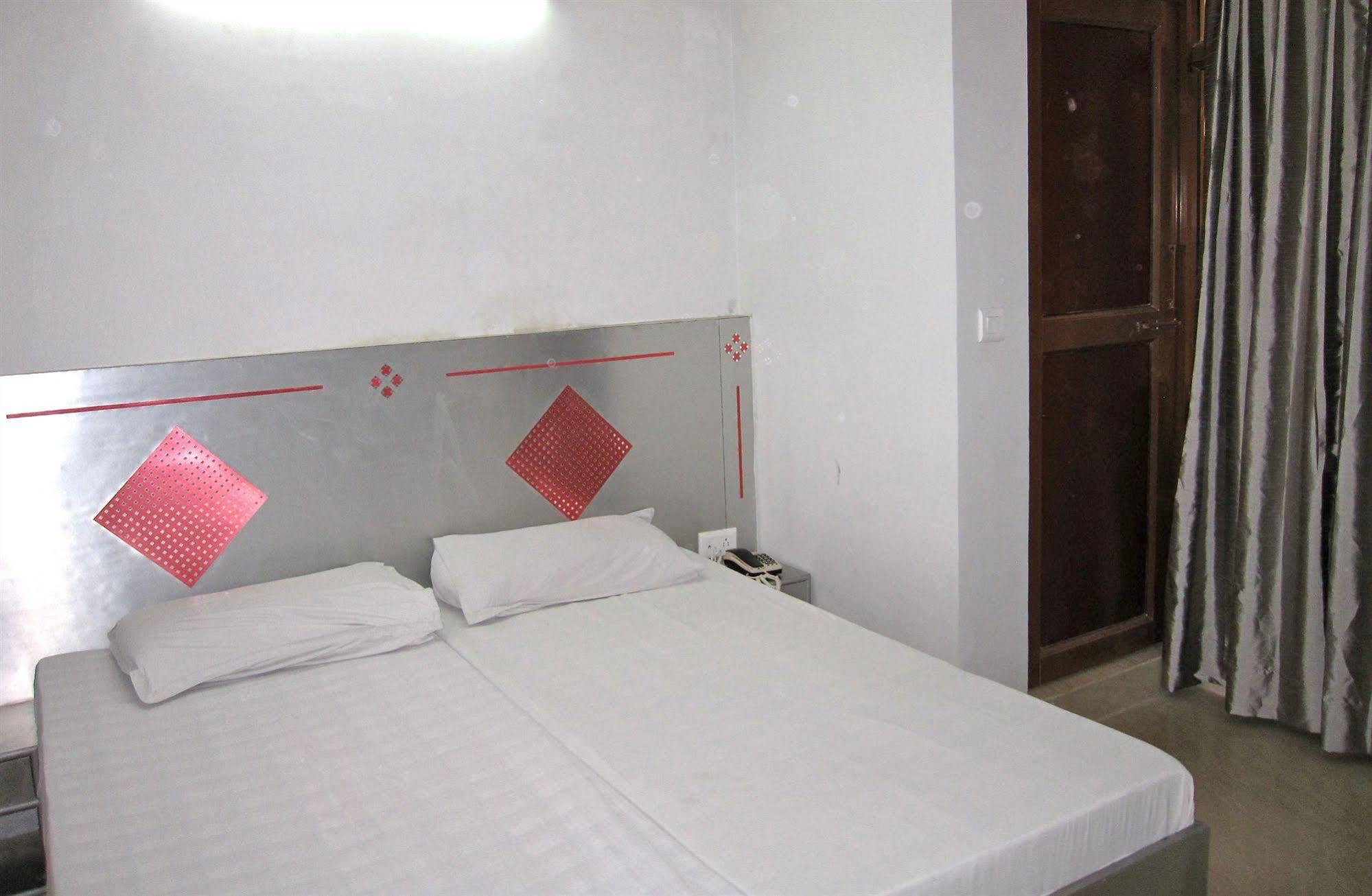 Hotel Kwality Нью-Дели Экстерьер фото