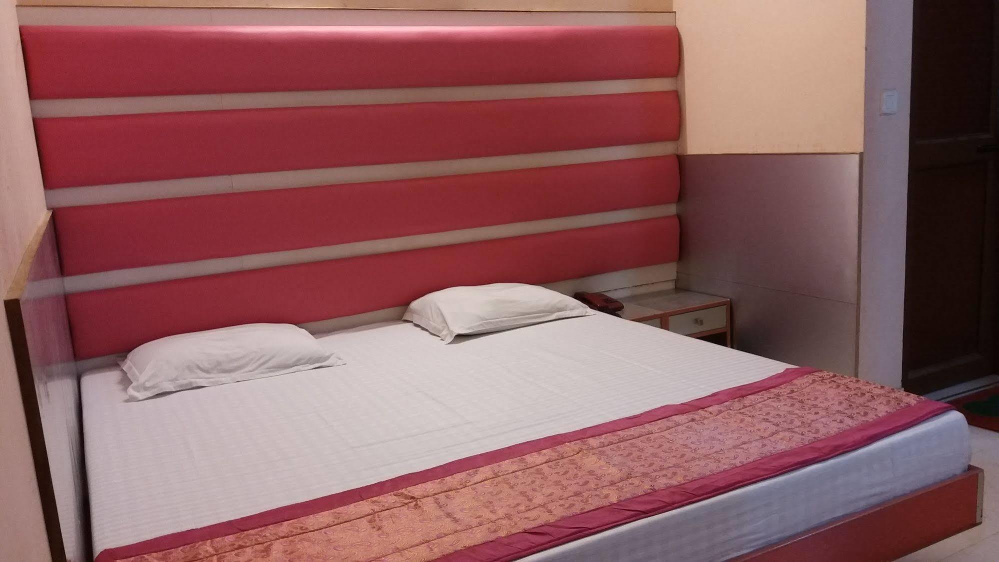 Hotel Kwality Нью-Дели Экстерьер фото