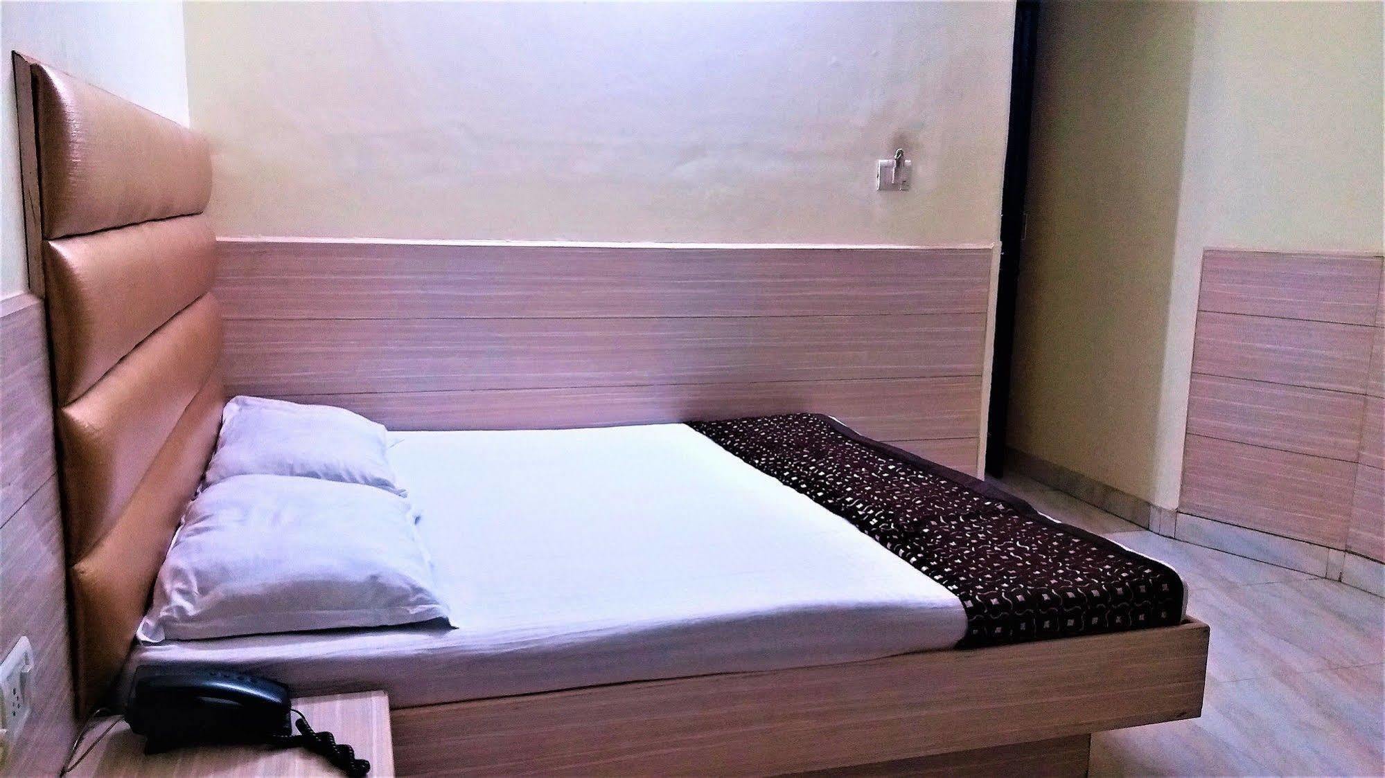 Hotel Kwality Нью-Дели Экстерьер фото
