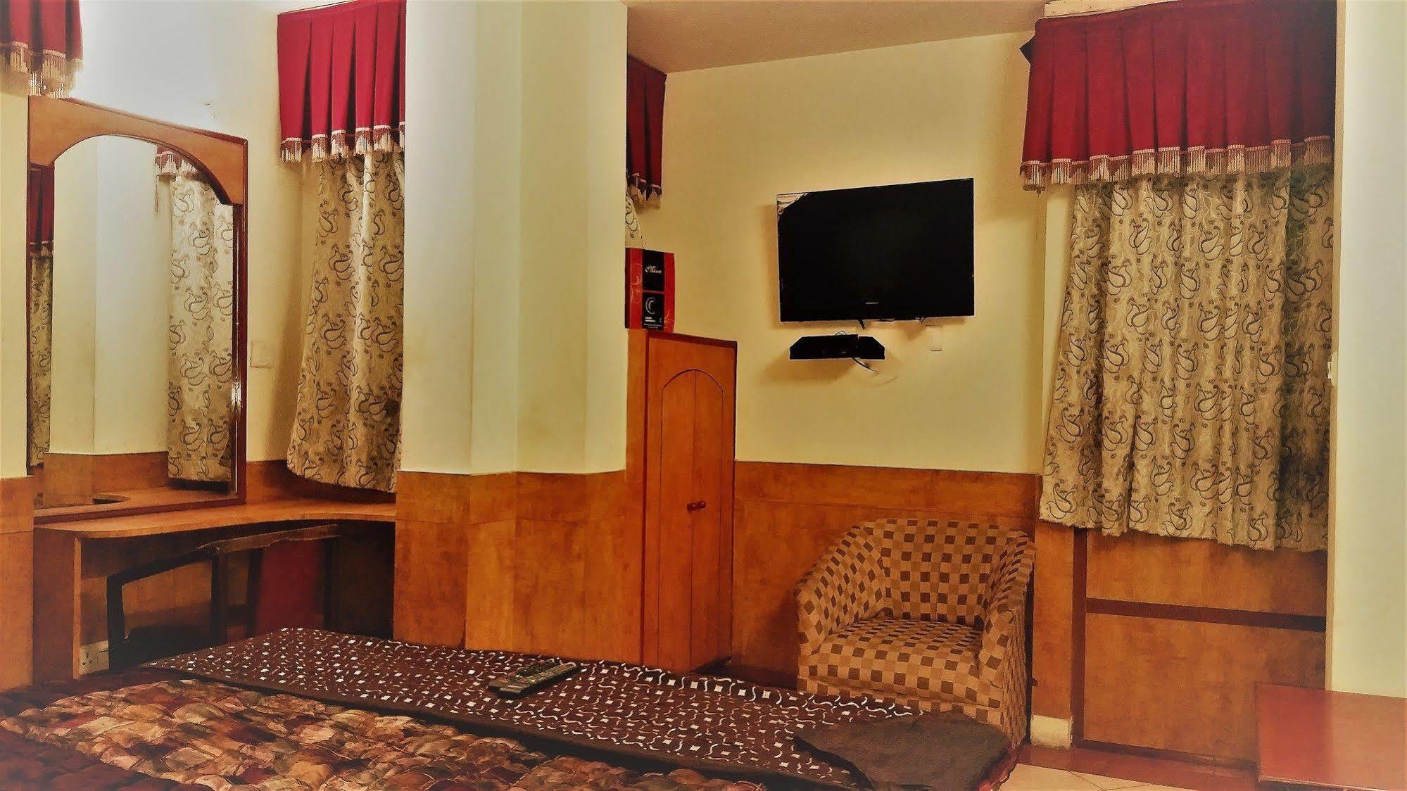 Hotel Kwality Нью-Дели Экстерьер фото