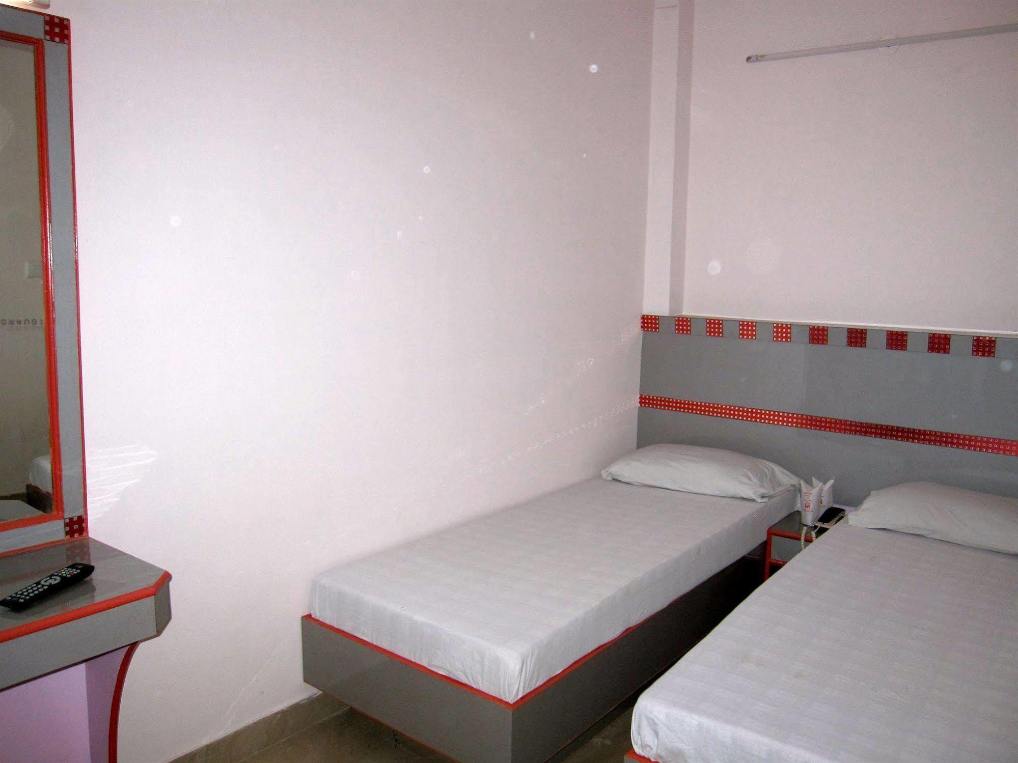 Hotel Kwality Нью-Дели Экстерьер фото