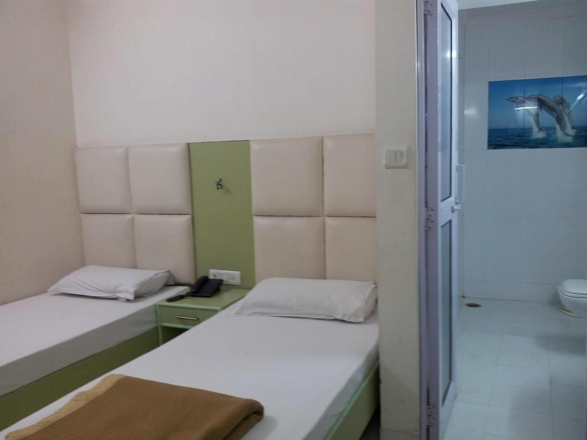 Hotel Kwality Нью-Дели Экстерьер фото