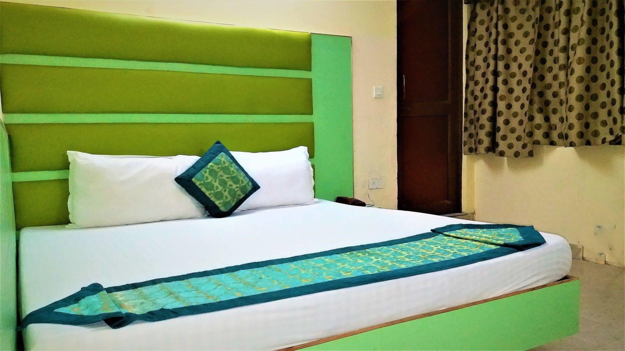 Hotel Kwality Нью-Дели Экстерьер фото
