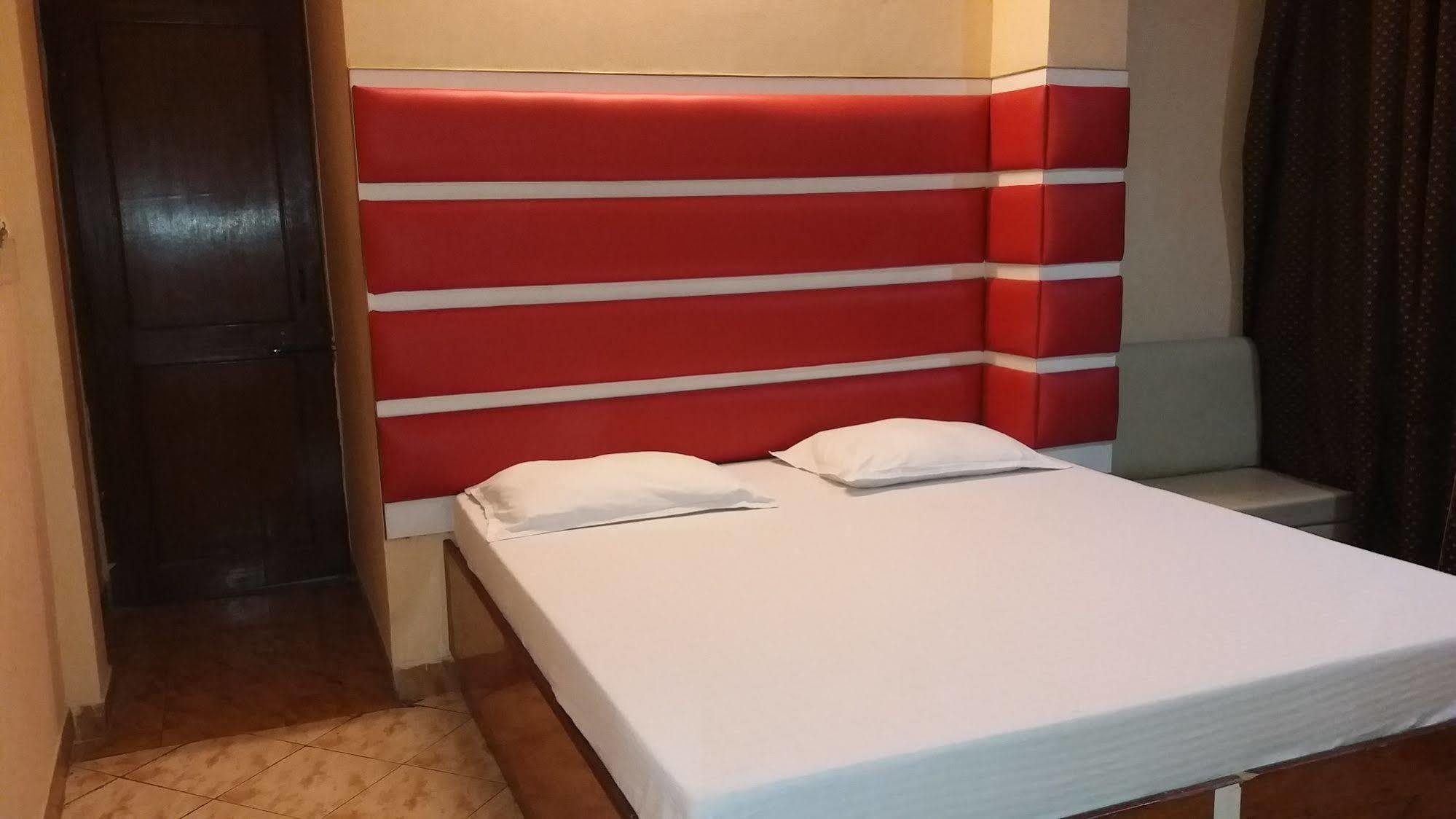Hotel Kwality Нью-Дели Экстерьер фото